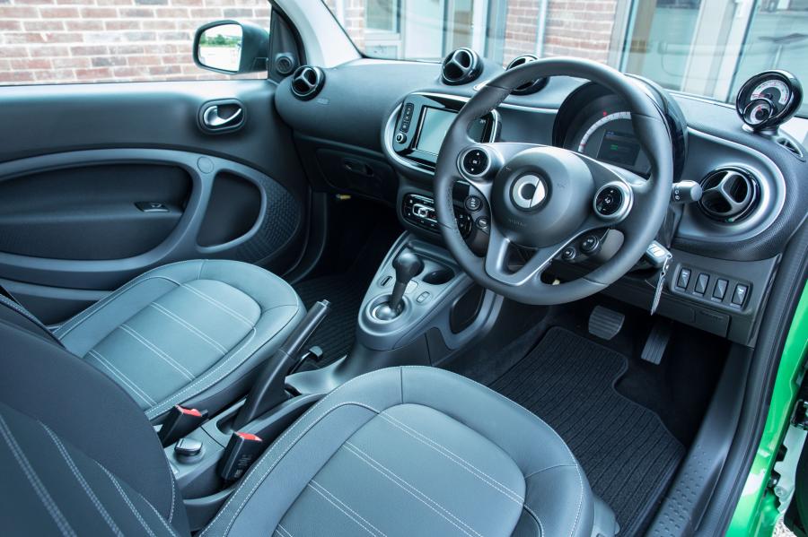 Интерьер Smart ForTwo Prime Coupe Clectric Drive (C453) 2017 года  (UK) (фото 14 из 32)